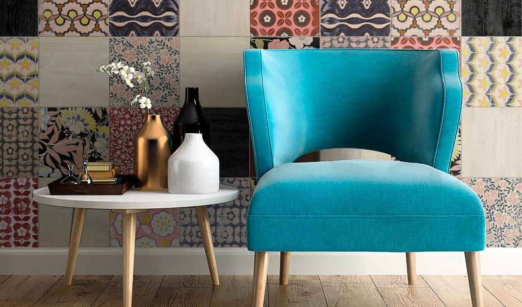 Vintage patroontegels op de wand achter een turquoise fauteuil