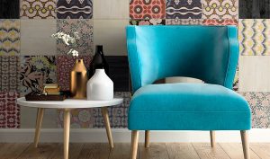 Vintage patroontegels op de wand achter een turquoise fauteuil