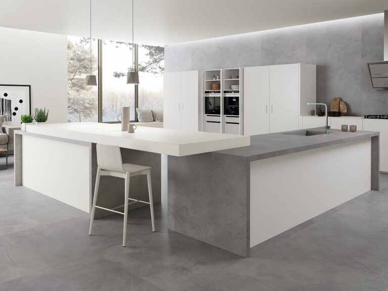Coverlam Titan Cemento vloer in een moderne keuken met wit kookeiland