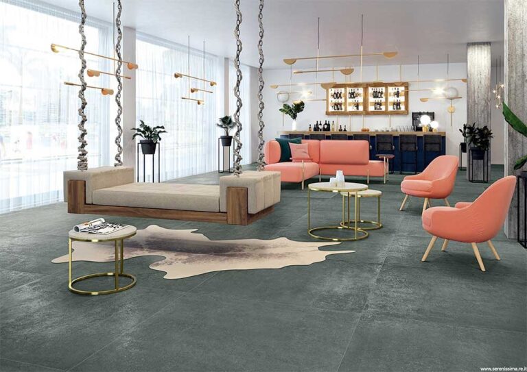 Serenissima Studio 50 vloer in een lounge met roze fauteuils