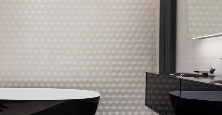 Gigacer Light witte 3D-wandtegels in een badkamer met zwart bad