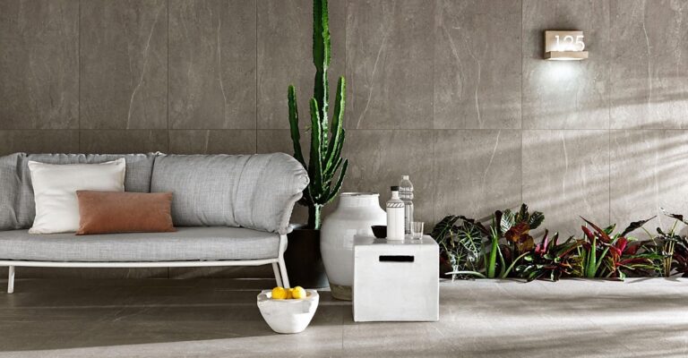 Gigacer Quarry vloer en wand in een woonkamer met witte bank