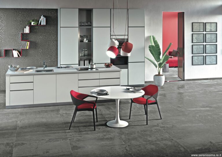 Serenissima Costruire vloer in een moderne keuken met rode stoelen