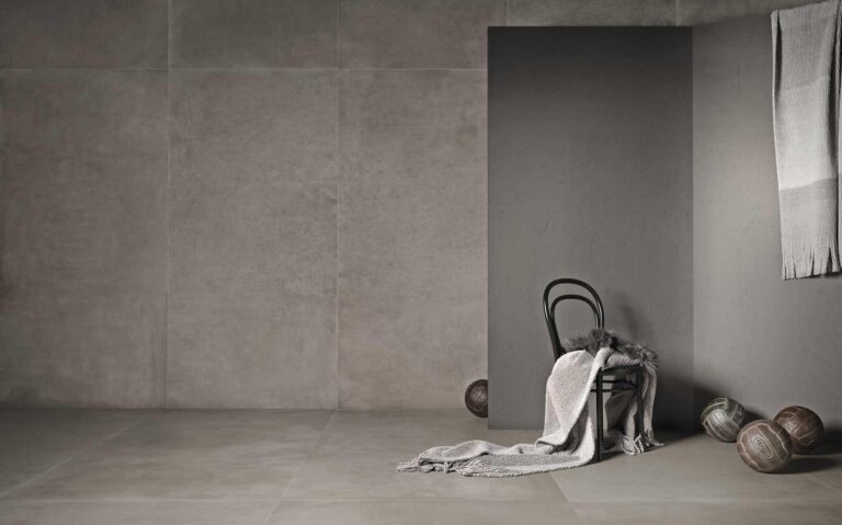 Marazzi Grande Concrete platen in een grijze ruimte met stoel