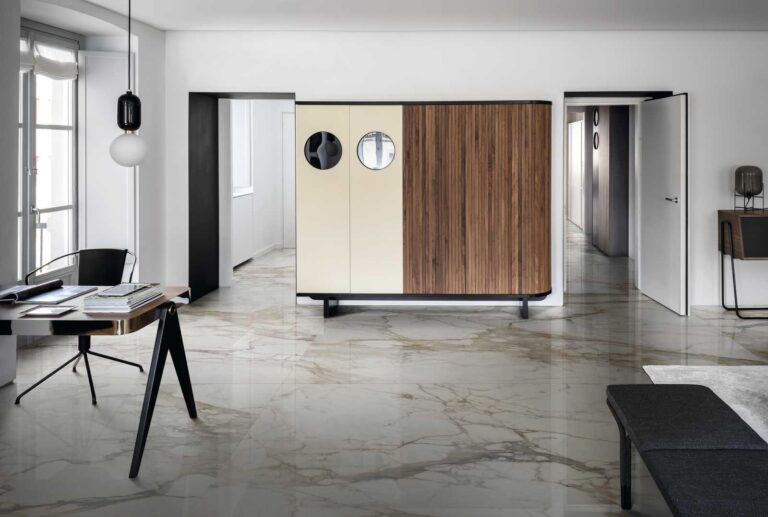 Marazzi Grande Marble Calacatta Vena Vecchia vloer in een woonkamer