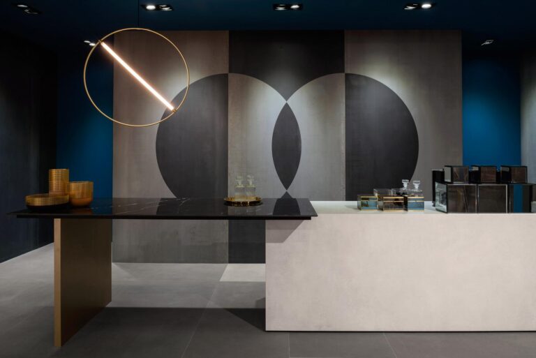 Marazzi Grande Metal Iron Light en Iron Dark achter een keukeneiland