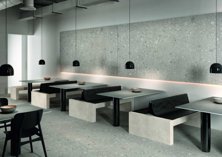 Marazzi Grande Stone Ceppo di Gré op wand en vloer van een restaurant