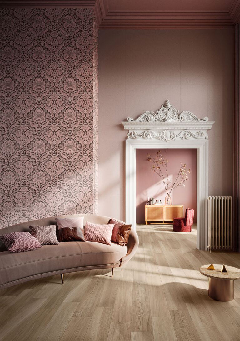 Serenissima Chromagic roze wand met decor rond een open haard