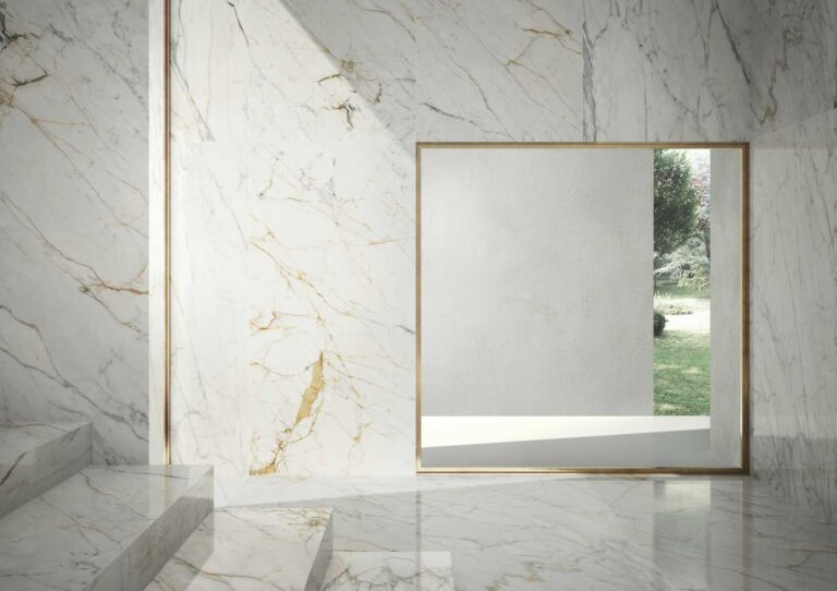 Marazzi Grande Marble Statuario platen op een wand met deuropening