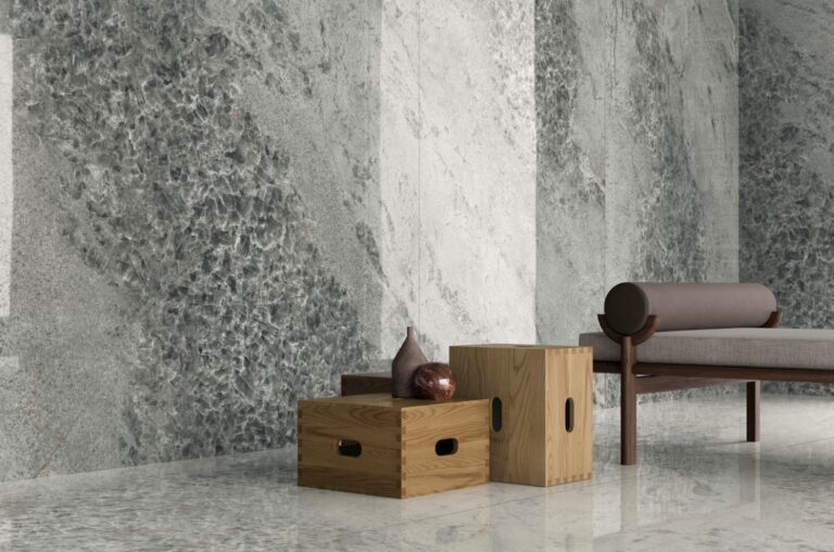 Ariostea Ultra Crystal Quartz Crystal Grey wand in een woonkamer met houten blokken