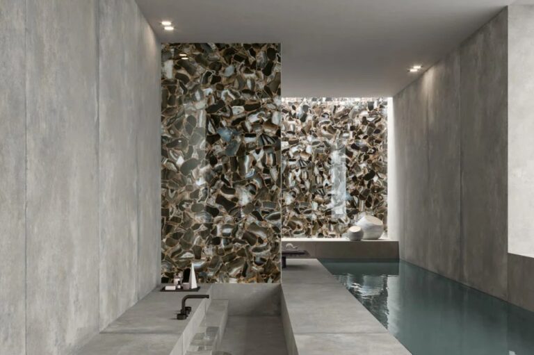 Ariostea Ultra Agata Black slab als blikvanger op de wand naast een binnenzwembad