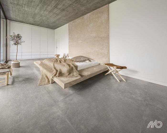 Ariostea Ultra Con.Crea Cloud vloer in een slaapkamer met houten bed