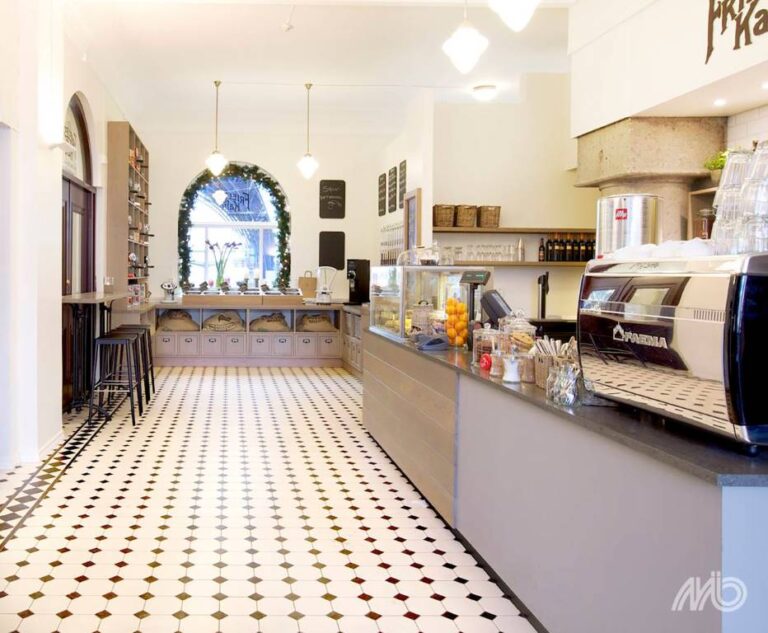 Winckelmans achthoeken met zwarte cabochons in een lunchroom