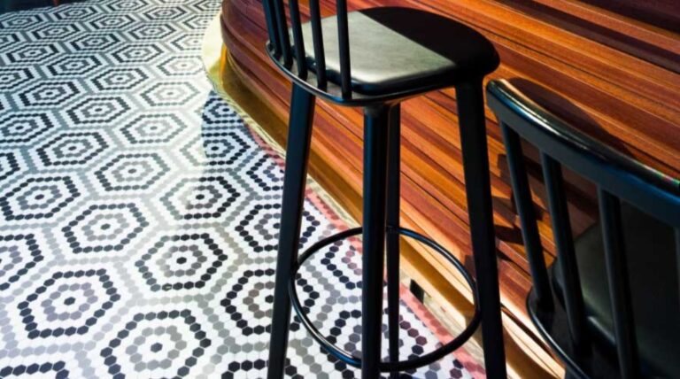 Winckelmans hexagons in zwart en wit onder een barkruk
