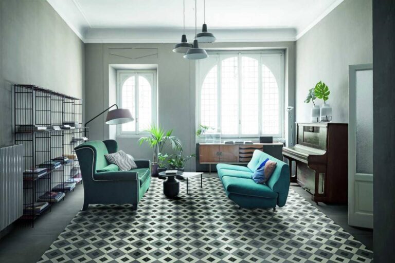 Marazzi D_Segni cementtegellook vloer in een woonkamer met piano