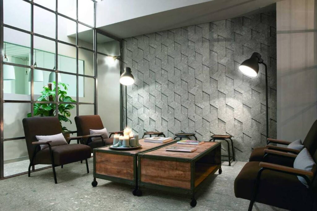 Marazzi Mystone Ceppo di Gré met 3D-hexagon wandtegels in een woonkamer