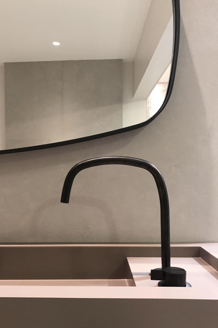Piet Boon BLEND Tile Chalk White op de wand achter een wastafel