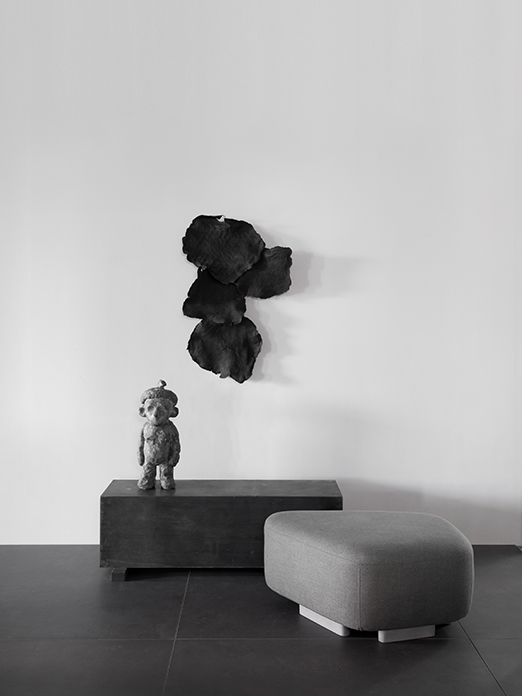 Donkere Piet Boon BLEND Tile vloer in een minimalistisch interieur met sculptuur