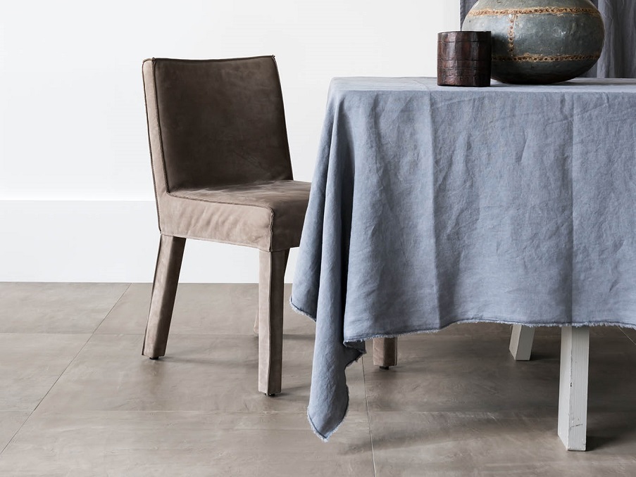 Piet Boon CONCRETE Tile Mud vloer onder een eettafel met linnen kleed