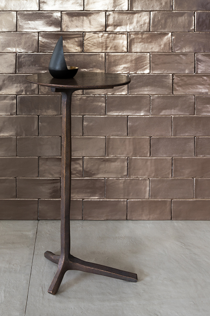 Glanzende Piet Boon SIGNATURE Tile Copper wandtegels achter een bijzettafel