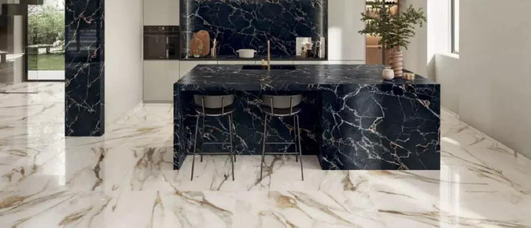 Beste Koop Signoria Calacatta Vena Oro marmerlook vloer in een woonkamer