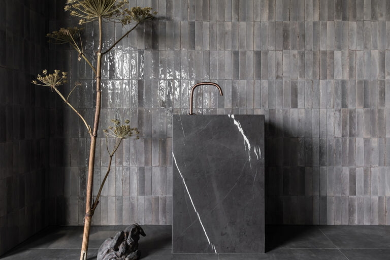 Piet Boon GLAZE Tile wandtegels achter een natuurstenen wastafel