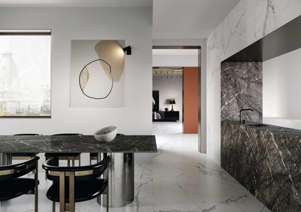 Marazzi Grande Marble Grigio Carnico en Statuario in een eetkamer