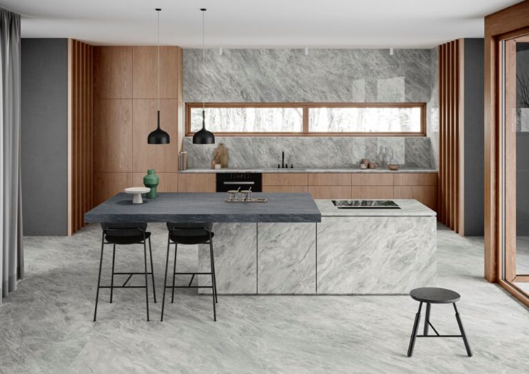 Ariostea Ultra Marmi Bardiglio Chiaro op de wand van een moderne keuken