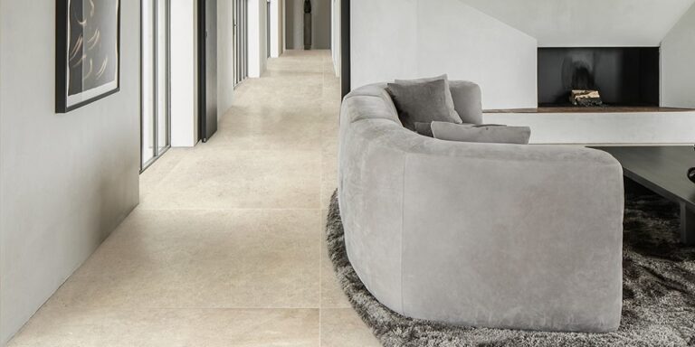 Piet Boon SAND Tile Beige vloer in een woonkamer met lichte bank