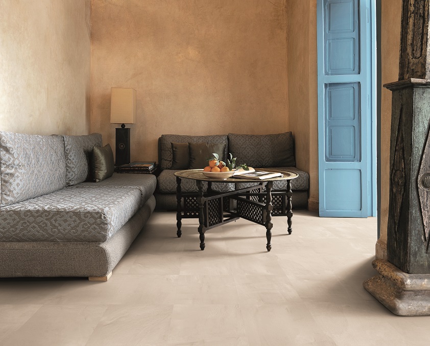 Piet Boon CONCRETE Tile Chalk vloer in een warme woonkamer met lage bank