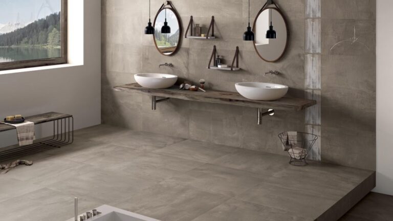 Piet Boon CONCRETE Tile Mud op wand en vloer van een badkamer met twee waskommen