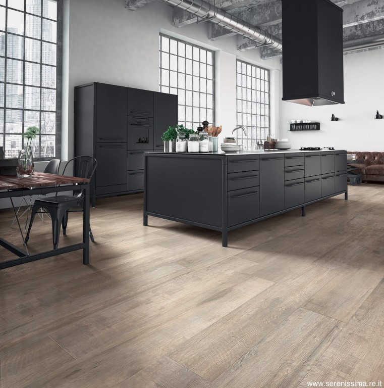 Serenissima Norway houtlook vloer in een industriële keuken