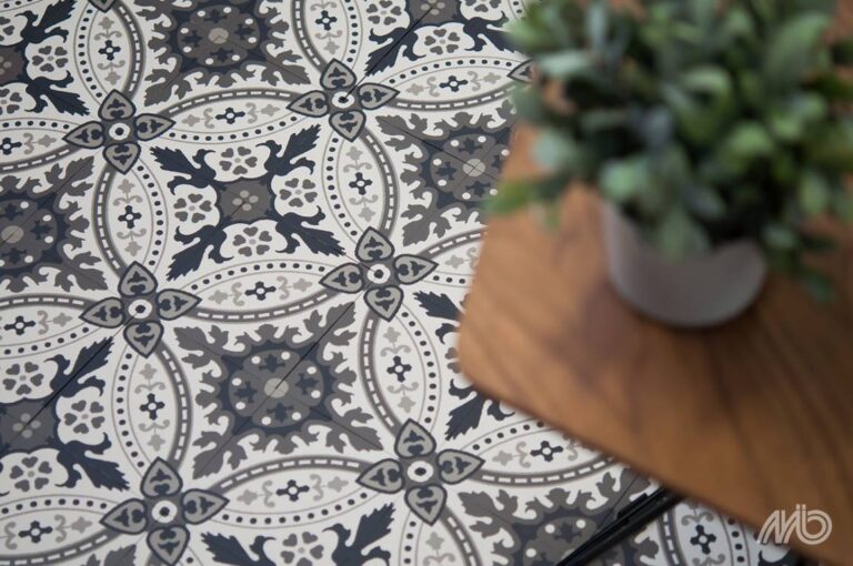 Close-up van Winckelmans Decorated Tile Lille in blauw en wit