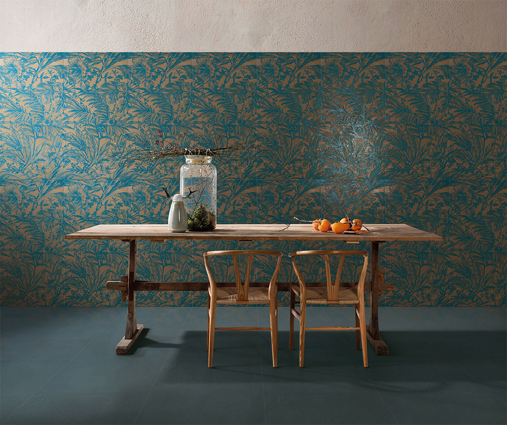 Serenissima Chromagic wandtegels in petrol met decor achter een eettafel