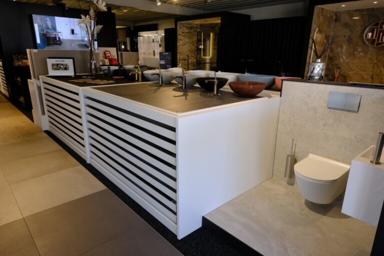 Wit badkamermeubel en hangtoilet in de showroom van Brinkman Stitselaar
