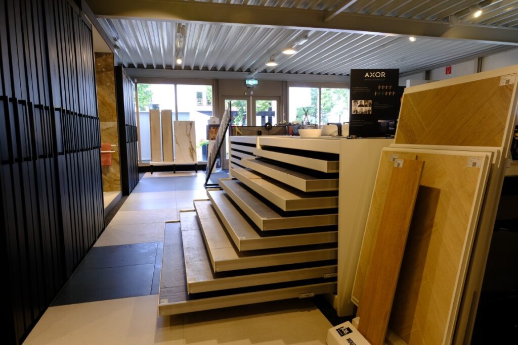 Tegels op een trapvormige presentatie in de showroom van Brinkman Stitselaar