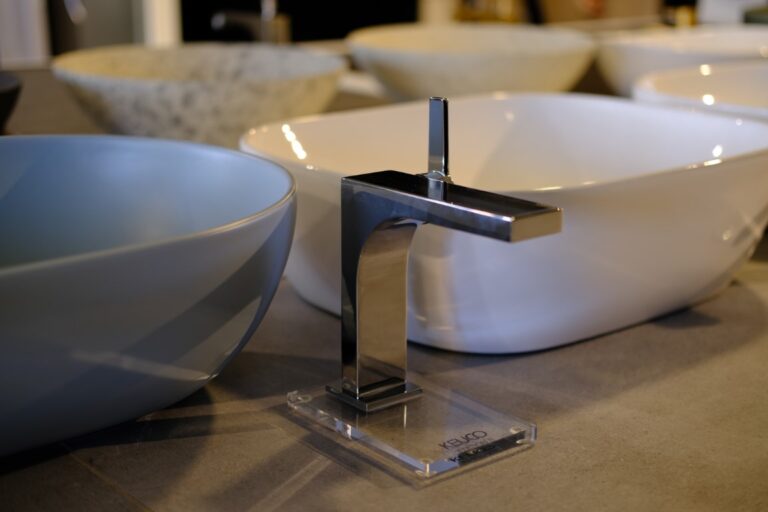 Designkraan op een opzetwaskom in de showroom van Brinkman Stitselaar