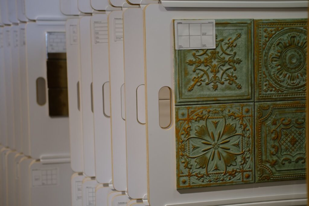 Presentatie van groene decortegels en wandtegels in de showroom van Brinkman Stitselaar