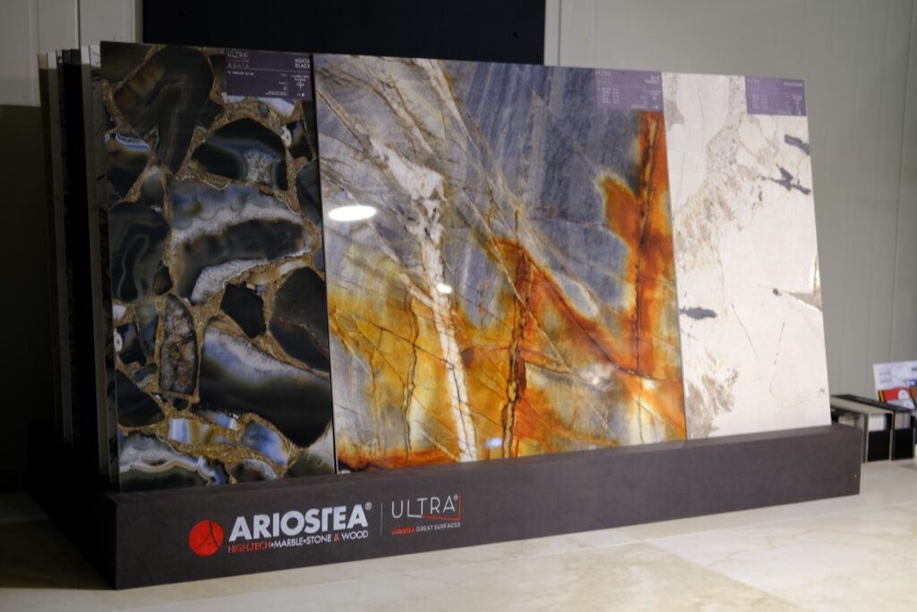 Grote marmerlook tegelplaten van Ariostea in de showroom van Brinkman Stitselaar