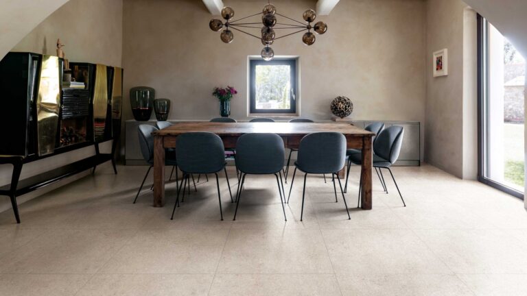 Piet Boon FUSE Tile Fossil White vloertegels in een eetkamer
