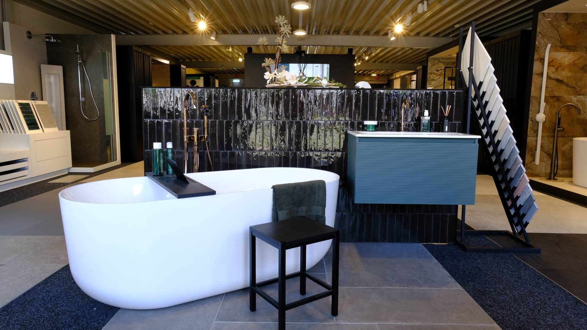 Showroom van Brinkman Stitselaar met een vrijstaand bad en wandtegels