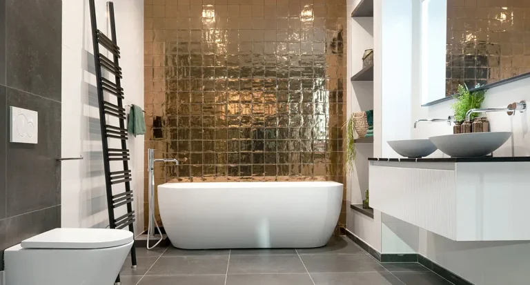 Gouden glanzende wandtegels in een badkamer