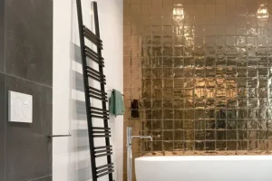 Gouden glanzende wandtegels in een badkamer