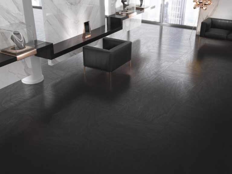 Grespania Avenue Negro metaallook vloer in een badkamer