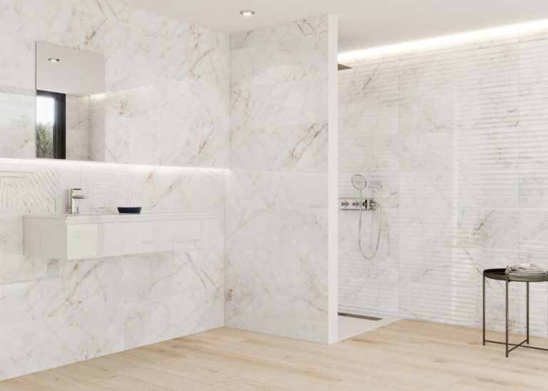 Grespania Cuarzo Reno marmerlook wanden in een badkamer met houten vloer