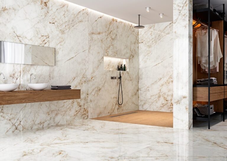Grespania Cuarzo Reno marmerlook op wand en vloer van een badkamer