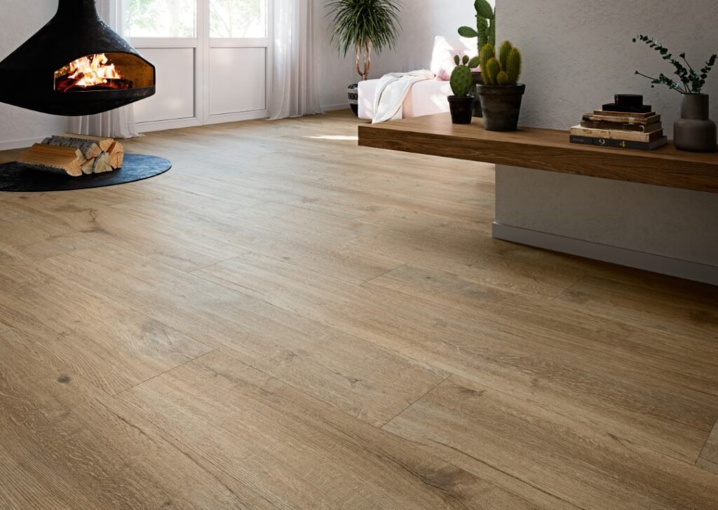 Grespania Selva Roble houtlook vloer in een woonkamer met open haard