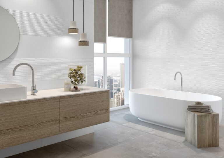 Badkamer met een Grespania Moma Gris vloer en vrijstaand bad