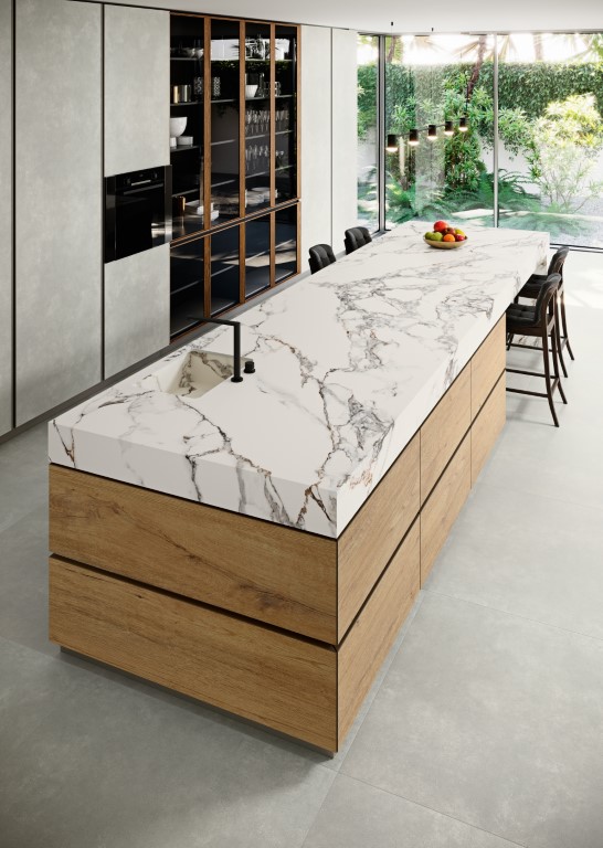 Coverlam Calacata marmerlook op een kookeiland met houten onderbouw