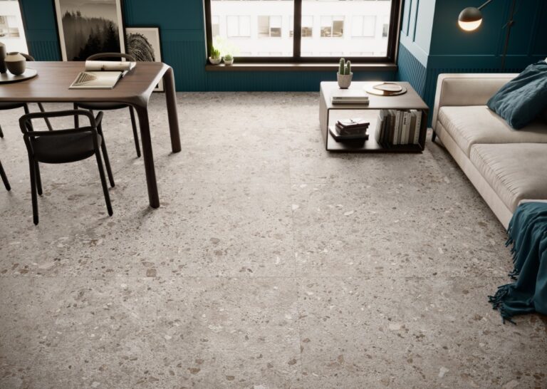 Grespania Bierzo Gris terrazzolook vloer in een woonkamer